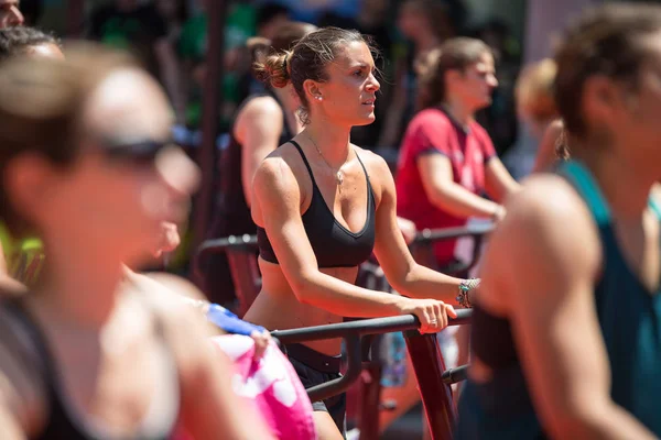 Rimini, Italia - Juni 2017: Girl in Sportswear Exercising Outdoor on Treadmill — Stok Foto