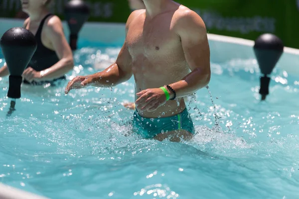 Ludzie robią aerobik wodny z boks Speed Ball w odkrytym basenie — Zdjęcie stockowe