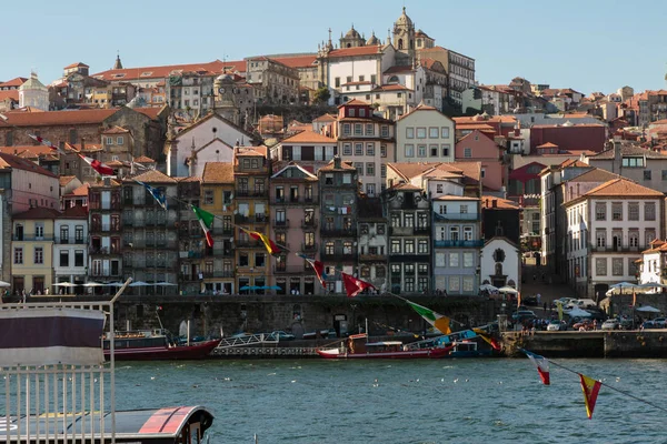 Panorama starého města z řeky Douro: typické barevné fasády - Porto, Portugalsko — Stock fotografie