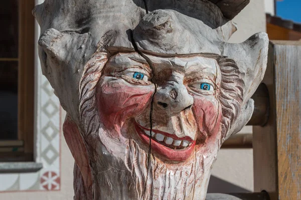 Wooden Tree Sculpture: Close-up of Face Carved in Wood, Handmade — Stock Photo, Image