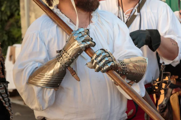 Krijger met middeleeuwse metalen Mitten voor bescherming van de handen en houten Stick — Stockfoto