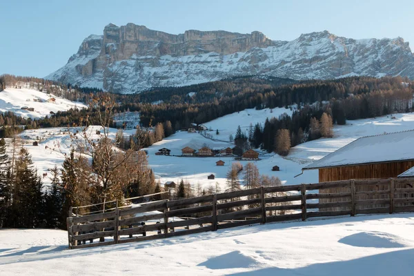 Recinzione in legno, case e montagne con neve in Europa: Dolomiti Alpi Cime per gli sport invernali — Foto Stock