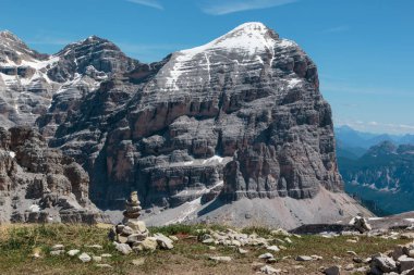 Yaz saati ve taşlar İtalyan Dolomites Alpleri'nde dağ sırtı bir birbirlerine üzerine yığılmış