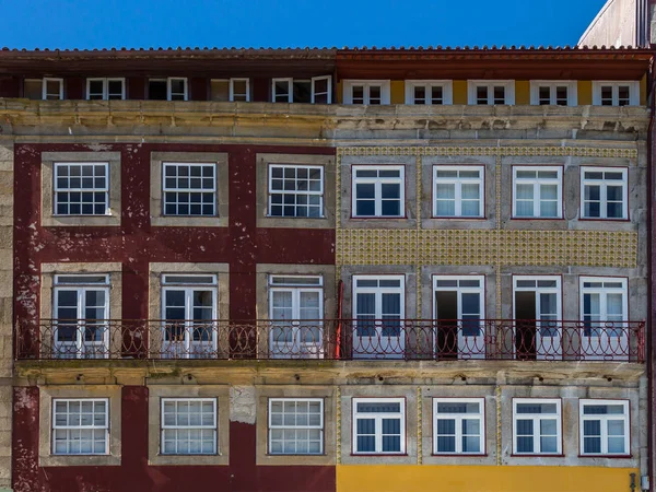 Typowo portugalską zabudową kolorowe: Płytki Azulejos fasada z zabytkowymi oknami i balkonem - Portugalia — Zdjęcie stockowe