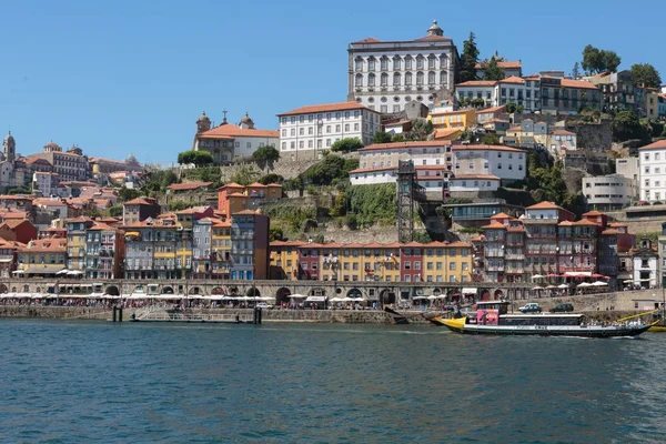Ciudad Vieja Skyline desde el otro lado del río Duero: Típicas fachadas coloridas - Oporto, Portugal — Foto de Stock