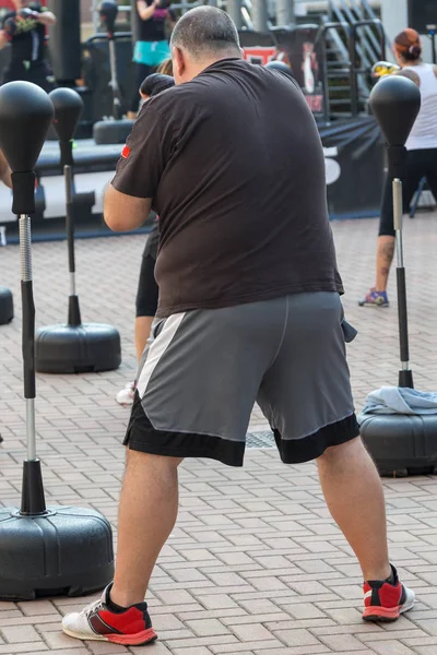 Fat Man in Fitness klasse: training met vrijstaande boksen bokszaktraining en snelheid van de bal — Stockfoto