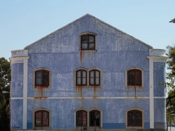 Typické antické Portugalská architektura: Šedá fasáda s starých oken - Portugalsko — Stock fotografie