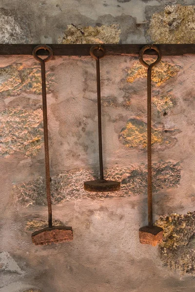 Antique Rural Rusty Outils suspendus sur un mur — Photo