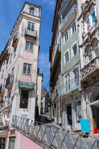 Starzy wąska ulica w portugalskiej miejscowości Coimbra — Zdjęcie stockowe