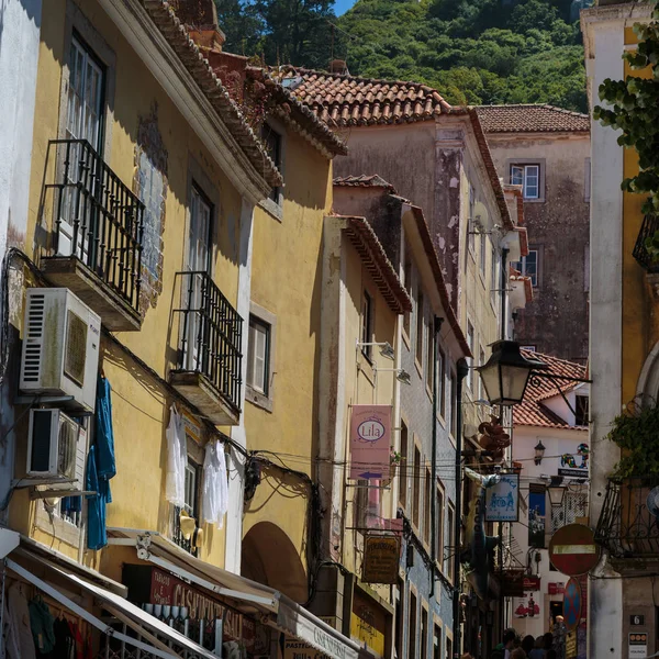 Starzy wąska ulica w portugalskim mieście w słoneczny dzień — Zdjęcie stockowe