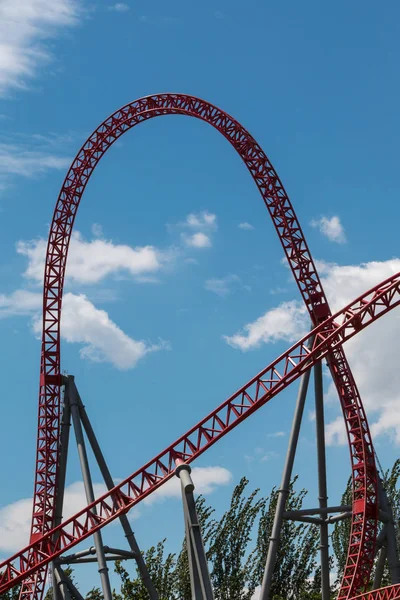 Red Roller-coaster Track dentro do Parque de Diversões Público — Fotografia de Stock