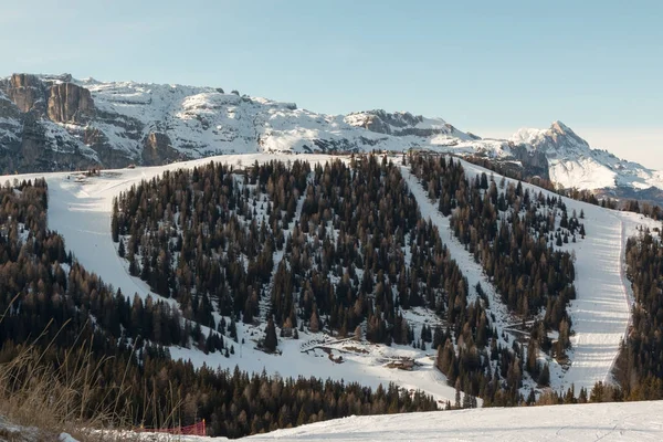 Hegyek Snow Európában: Dolomitok Alpok csúcsai a téli sportok — Stock Fotó