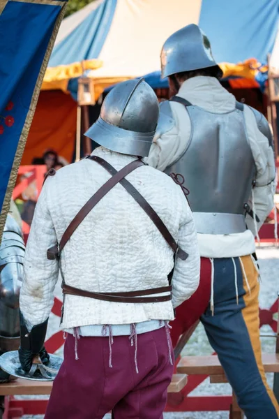 Stráže s kovové přilby ve středověké události Fair — Stock fotografie
