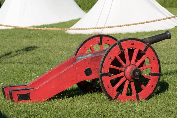 Canhão metálico vermelho medieval antigo sobre rodas — Fotografia de Stock