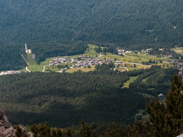 Olasz Dolomitok A tipikus faluban hegyi kilátás — Stock Fotó