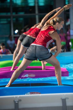 Rimini, İtalya - Haziran 2017: kızlar yapmak egzersizleri yüzen Fitness mat içinde Açık Yüzme Havuzu