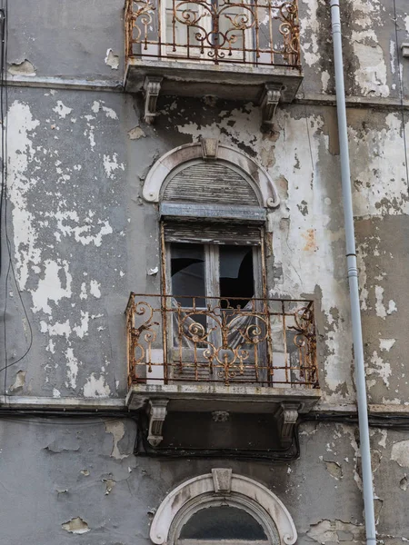 Typické antické Portugalská architektura: Šedá fasáda s starých oken - Portugalsko — Stock fotografie