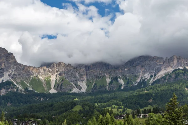 Mountain Ridge en italiano Dolomitas Alpes en horario de verano —  Fotos de Stock