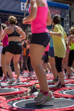 Mini trambolin egzersiz: Açık sınıf spor salonunda Fitness egzersiz yaparak kızlar