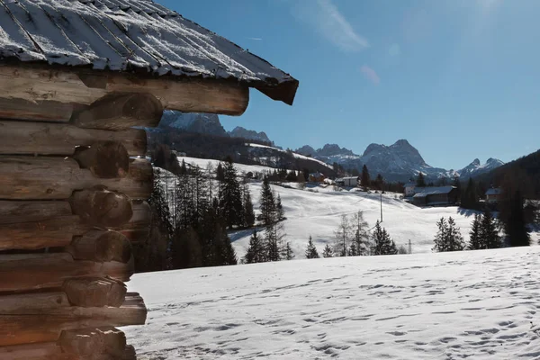 Rifugio e piste da sci Paesaggio in giornata soleggiata — Foto Stock