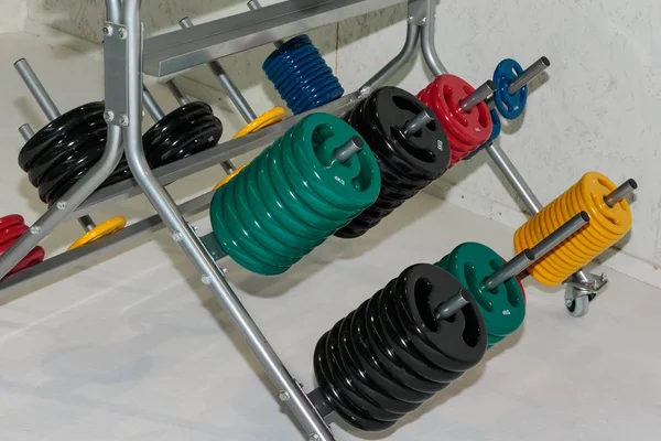 Kleurrijke schijven voor Barbell in sportschool: gewicht fitnessapparatuur — Stockfoto