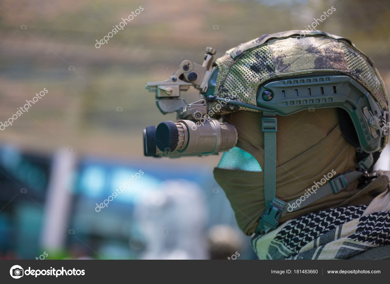 Dispositivo de visión nocturna binocular casco militar Fotografía de stock  - Alamy