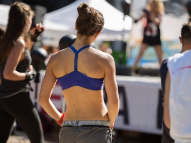 Genç Kız Fitness ve spor salonunda boks egzersiz açık yapıyor