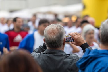 Parma, İtalya - setember 2017: alarak dijital fotoğraf ile Smartphone genel şehir maraton spor olay sırasında