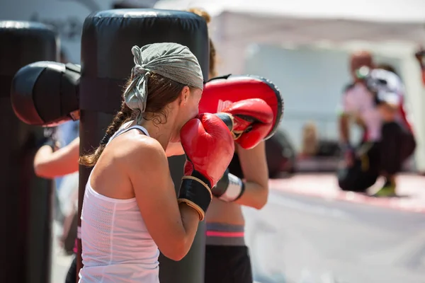 Genç Kız Fitness ve kum torbası ile boks egzersiz yapıyor — Stok fotoğraf