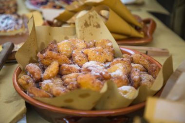 Tipik karnaval İtalyan börek: tatlı hamur topları ile krema şeker