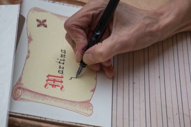 El yazma sanatı: dolma kalem hat.