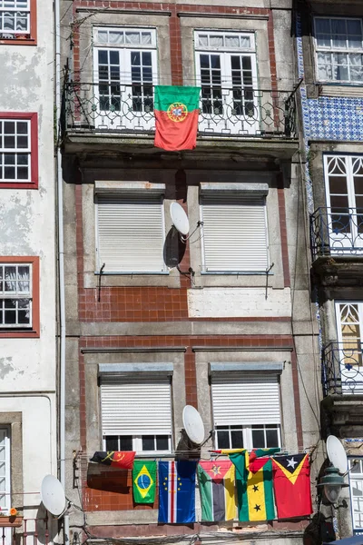 Arquitectura Portuguesa Colorida Típica Azulejos Fachada Con Banderas Ventanas Antiguas —  Fotos de Stock