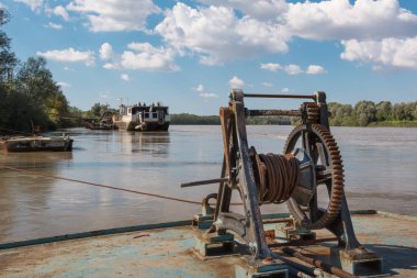 Fluvial Port: Eski ve paslı el ile deniz vinç