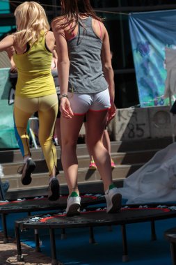 Mini trambolin egzersiz: Sınıf spor salonunda Fitness egzersiz yaparak kız