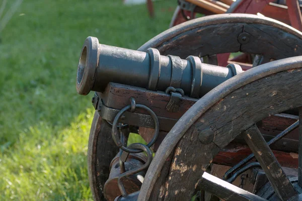 Canhão Metálico Medieval Antigo sobre rodas — Fotografia de Stock
