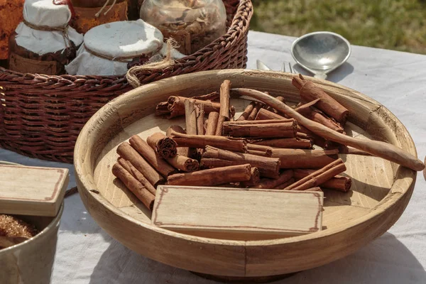 Closeup de paus de canela marrom dentro de recipiente de madeira — Fotografia de Stock