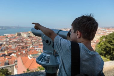 Panoramik teleskop Sao Jorge kale üzerinden ile ilgilenen çocuk: Lizbon havadan görünümü