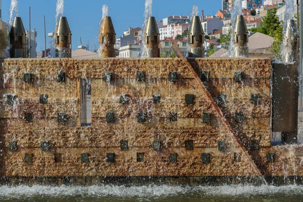 Muro da Fonte com Água Fluente em Portugal — Fotografia de Stock