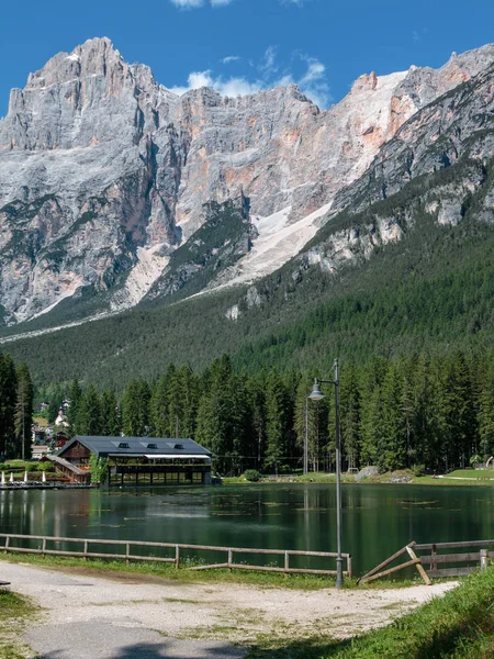 Mosigo jezero v San Vito di Cadore uvnitř Italské Alpy scenérie Dolomit — Stock fotografie