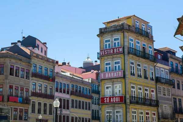 Porto, Portugal - Julho 2016: Fachadas de Casas Típicas com Azulejos Telha no Porto, Portugal — Fotografia de Stock