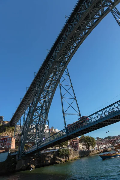 Oporto, Portugalia-2016 lipca: most dom Luisa I nad rzeką Duero w Porto, Portugalia — Zdjęcie stockowe