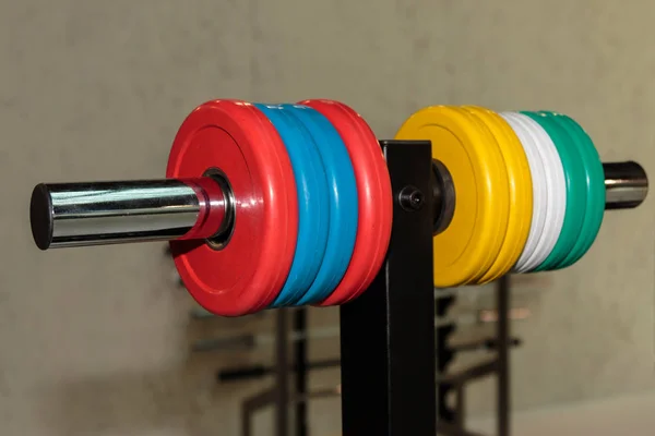 Kleurrijke schijven voor Barbell in sportschool: gewicht fitnessapparatuur — Stockfoto