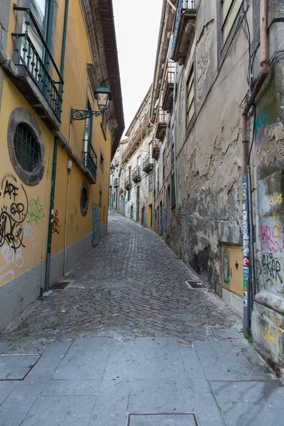 Típica calle estrecha en Oporto, Portugal —  Fotos de Stock