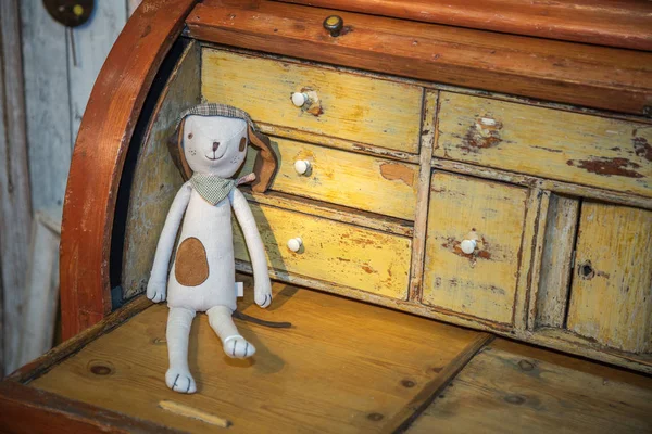 Muñeca de coser de tela de perro en madera Vintage y escritorio gastado —  Fotos de Stock