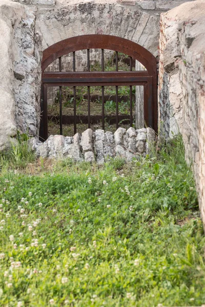 Entrada de Túnel de Piedra Antigua con Barrera en Parque Italiano — Foto de Stock