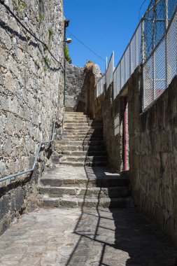 Portekizce şehir merdivenlerde ile eski dar sokak