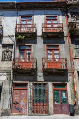 Tipik antika Portekizce Mimarlık: Gri cephe ile eski Windows - Portekiz