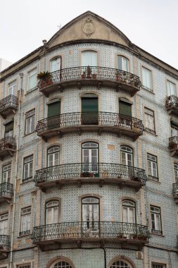 Tipik Portekizce Mimarlık: Antika pencereler ve balkon - Portekiz Azulejos cephe karosu