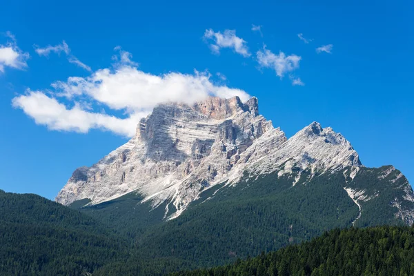 Mountain Ridge dans les Alpes Dolomites italiennes en été — Photo