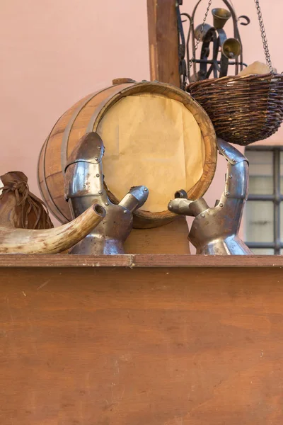 Dębowe beczki na drewnianym stole z ręki żelazne zbroje — Zdjęcie stockowe